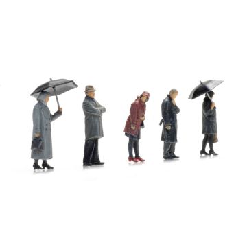 Artitec Passagiers in regen - Kant-en-klaar model uit resin, beschilderd - H0 / 1:87 (AR5870003)