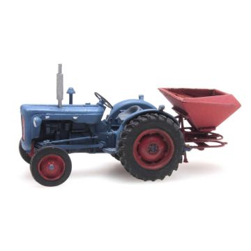Artitec Traktor Fordson met kunstmeststrooier - H0 / 1:87 (AR387.347)